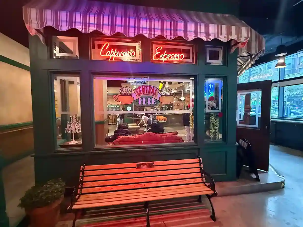 Friends Experience NYC: Outside Central Perk