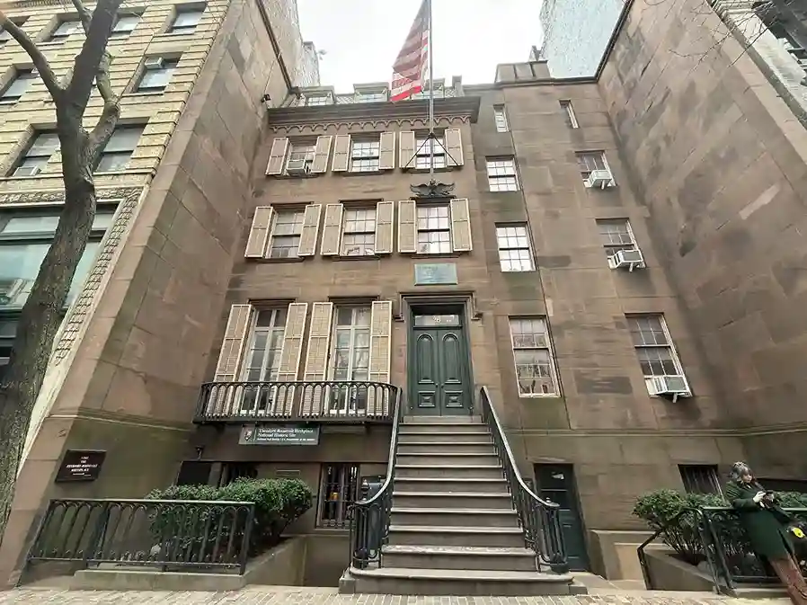 Theodore Roosevelt Birthplace NYC: View of the outside entrance.